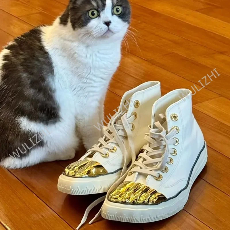 Scarpe da ginnastica in tela con design a punta metallizzata dorata Stivali da strada piatti da uomo Scarpe da lavoro alla caviglia con lacci bianche nere Scarpe casual da esterno