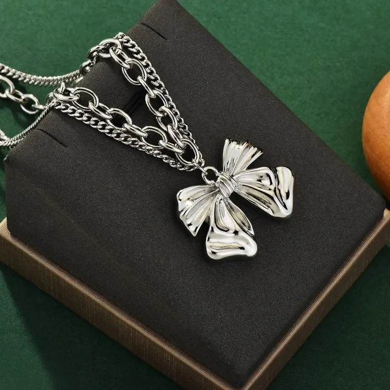 

2025 A double-layered elegant bow necklace, a unique, simple and niche collarbone chain, a trendy necklace for street women
