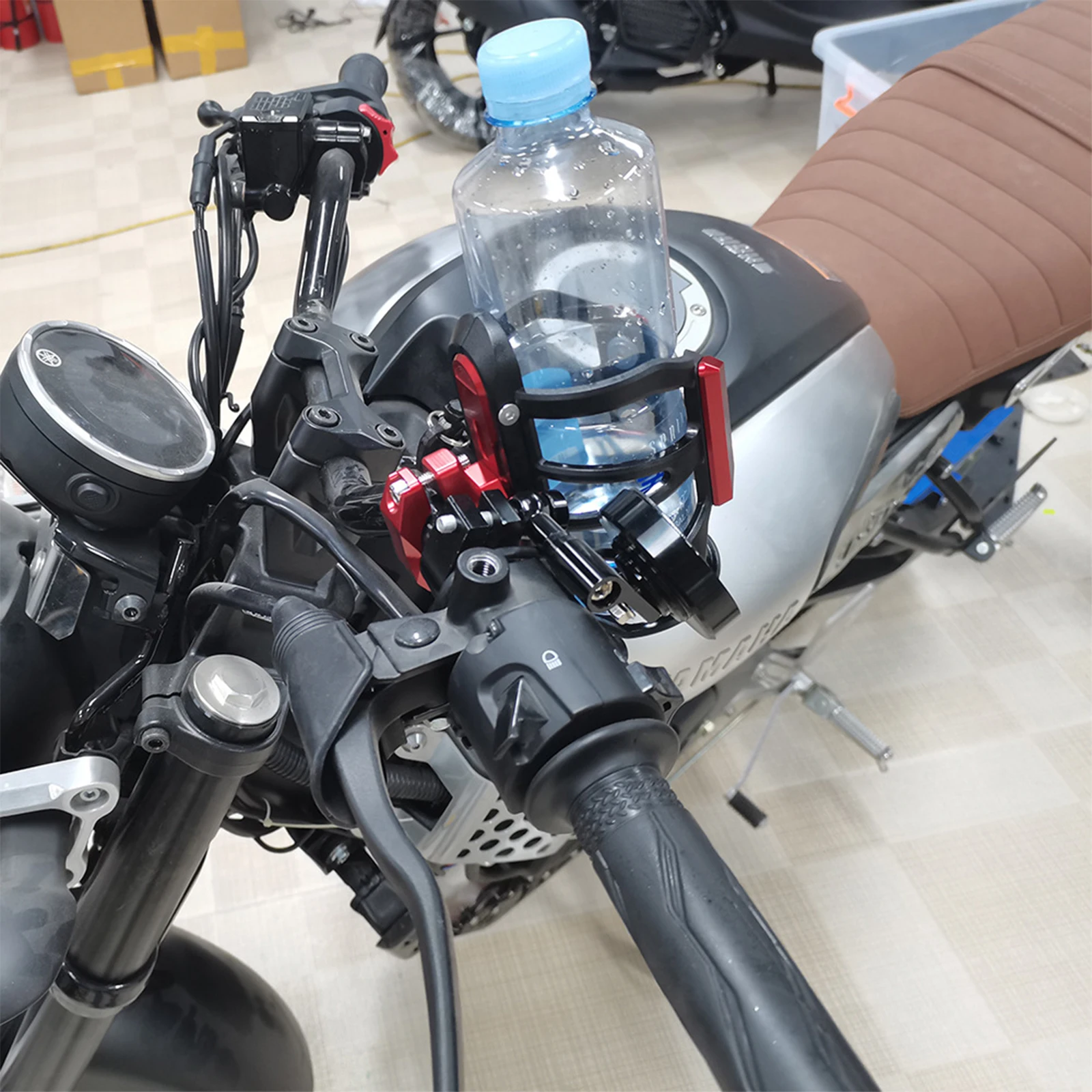 Universele motorfiets bekerhouder standaard montage drank waterfles montage drank bekerhouder gemodificeerde ondersteuning geen ponsen vereist