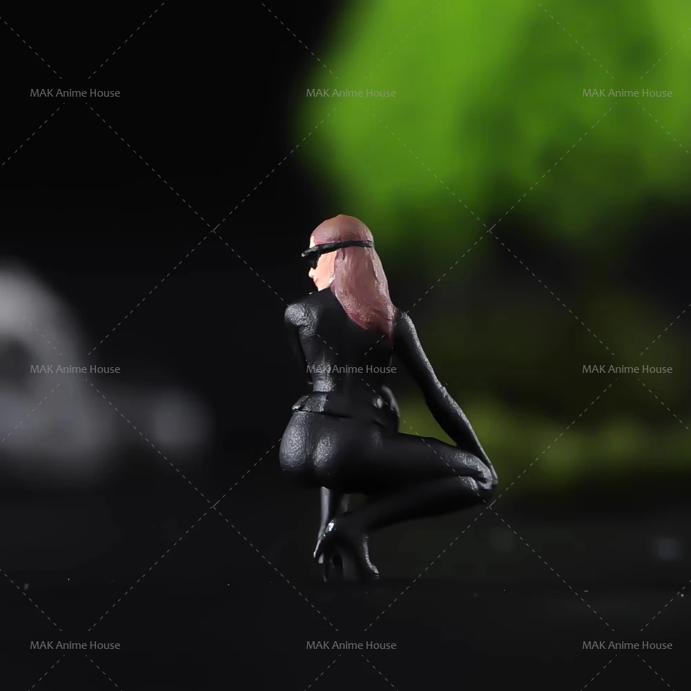 Miniatures 1/64 1/43 1/87 Sexy Tight Black Squatting Female Doll Model Painted Creative Home Scene Decoration Car Toys