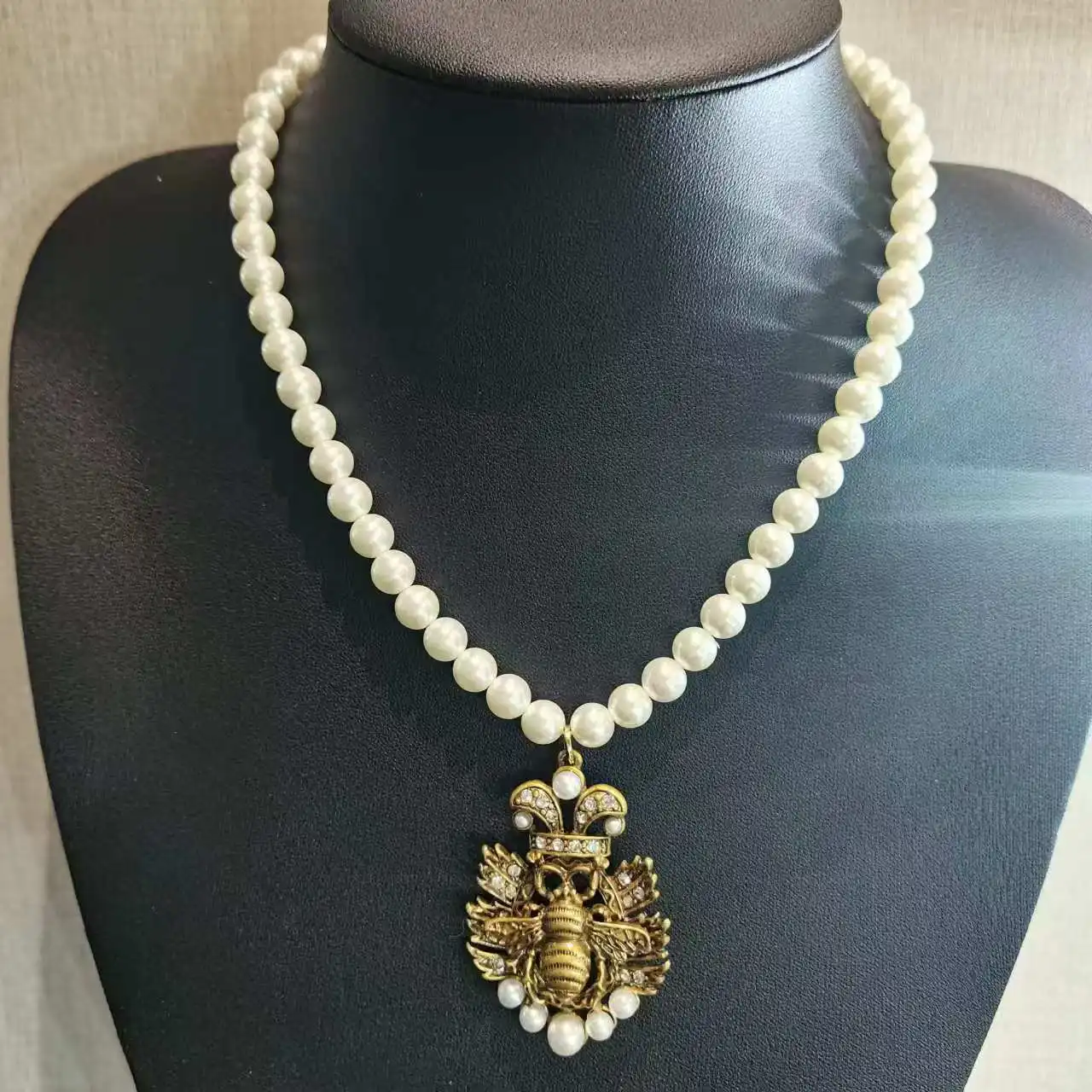 

Medieval Elegant Fashion Brand Bee Retro Gold Necklace Pearl Necklace New High-end Wholesale