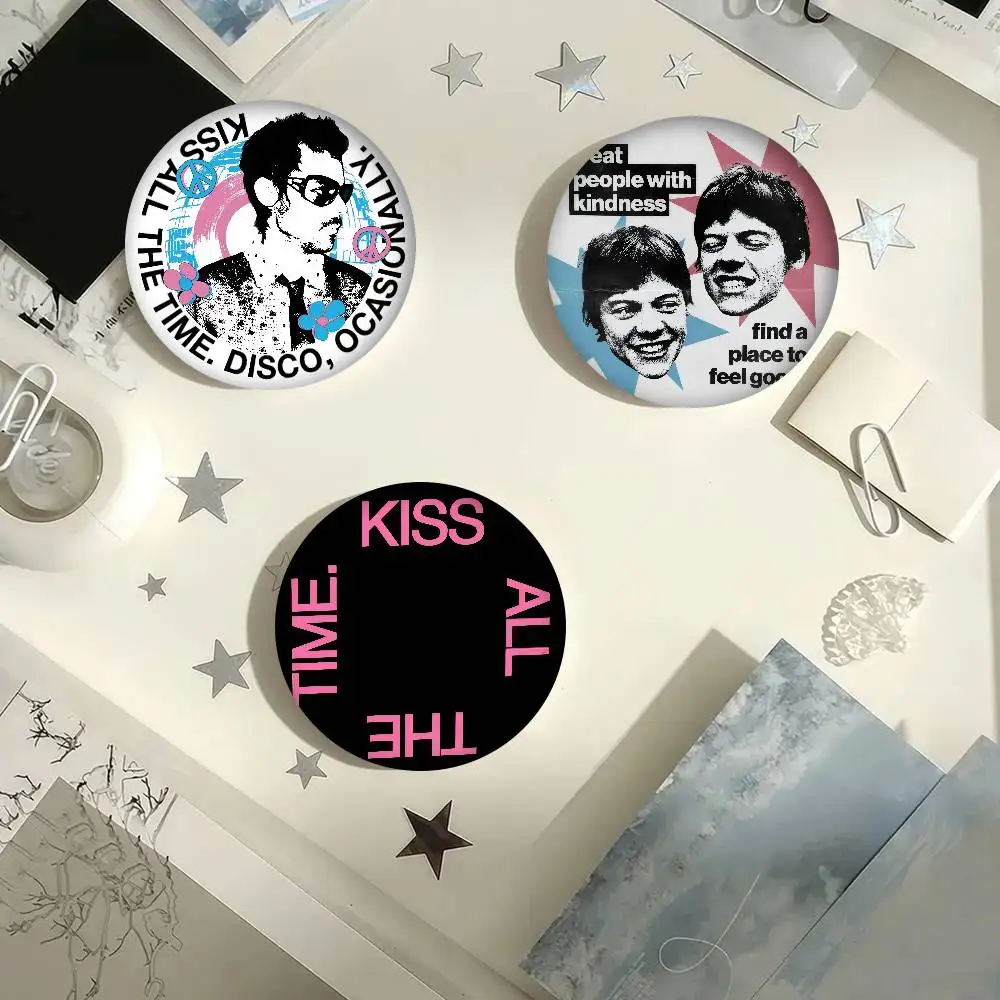 Kiss All The Time Harry Styles Niedliche Serie von Anstecknadeln, lustige Abzeichen, interessante Cartoon-Tiere, Broschen, Rucksack, Kleidung, Geschenk, Accessoire