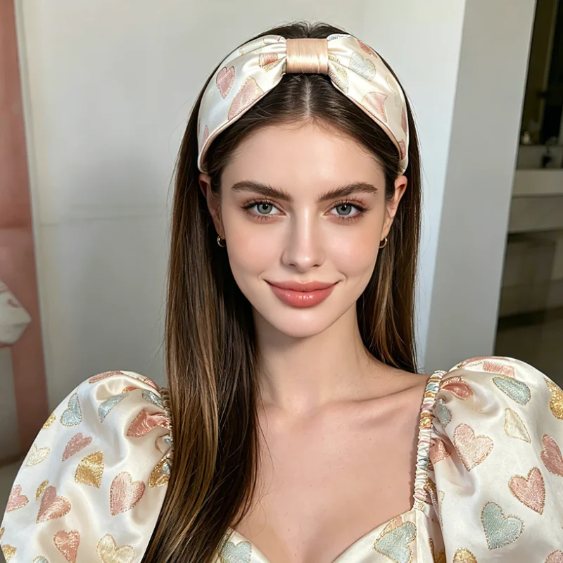 faixa-de-cabelo-rosa-e-branca-com-bordado-de-coracao-acessorio-de-cabelo-feminino-com-borda-larga-e-torcida-em-cetim