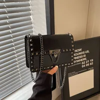 Bolsos de hombro pequeños con remaches para mujer, bandolera estilo Punk negro, bolso con solapa y cadena a la moda, bolsos de cuero, bolso de diseñador para mujer