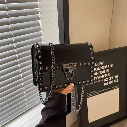 Bolsos de hombro pequeños con remaches para mujer, bandolera estilo Punk negro, bolso con solapa y cadena a la moda, bolsos de cuero, bolso de diseñador para mujer