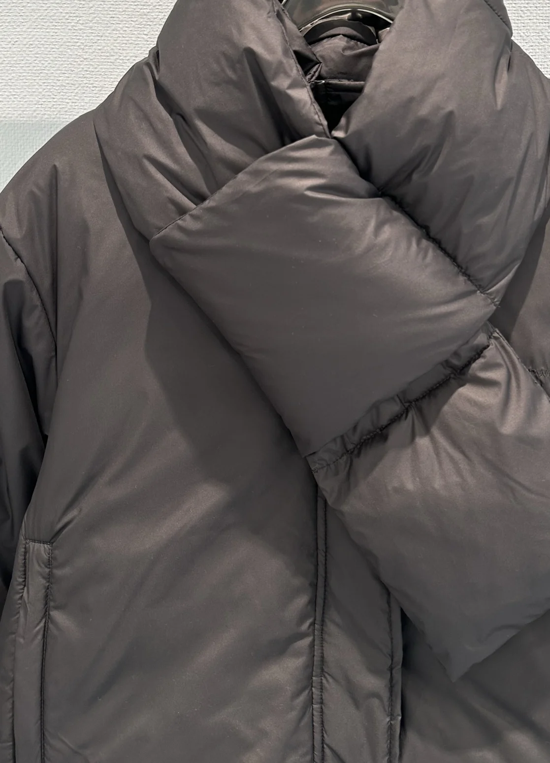 秋冬新作：胸元に刺繍された取り外し可能なスカーフ装飾、カジュアルダウンジャケット、婦人服