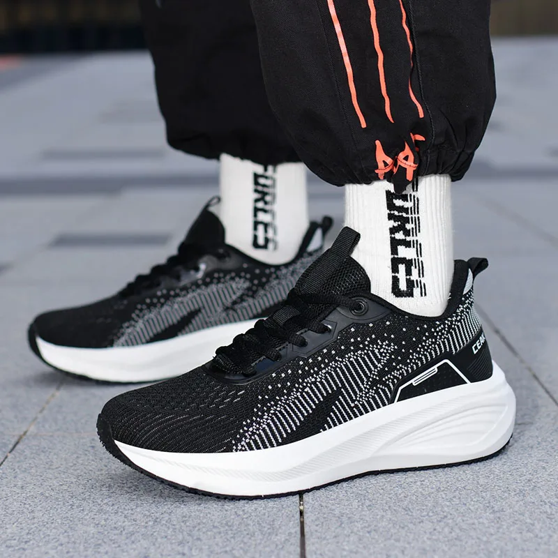 أحذية كاجوال رياضية ديناميكية وحيوية للرجال - قم بإشعال عاطفك الرياضية، مثالية لأنشطة الفريق والرياضات الخارجية #2