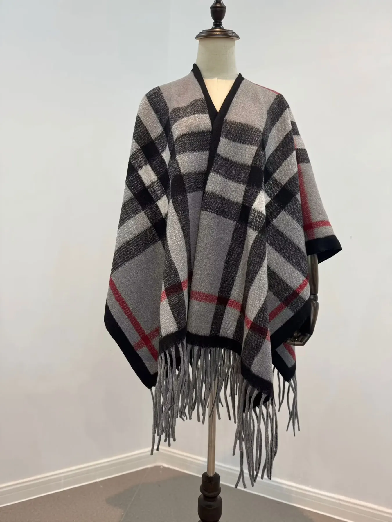 French romantic fringed cape-style shawl travel outfit, with a large cape on the outside for warmth and a retro ethnic style imi