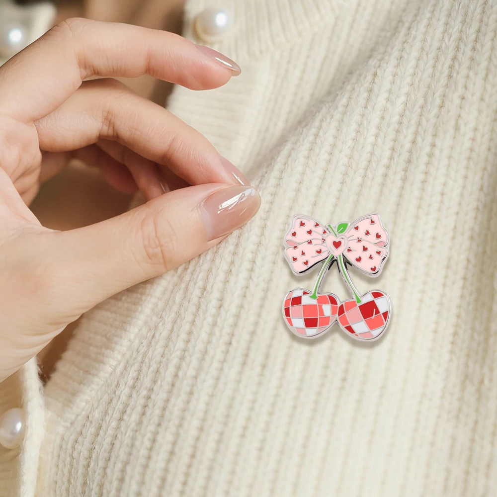 Niedliche karierte Kirschschleife Emaille-Brosche, rosa herzförmiges süßes Frucht-Abzeichen, Kawaii-Modeaccessoire, Valentinstagsgeschenk – Detail 12