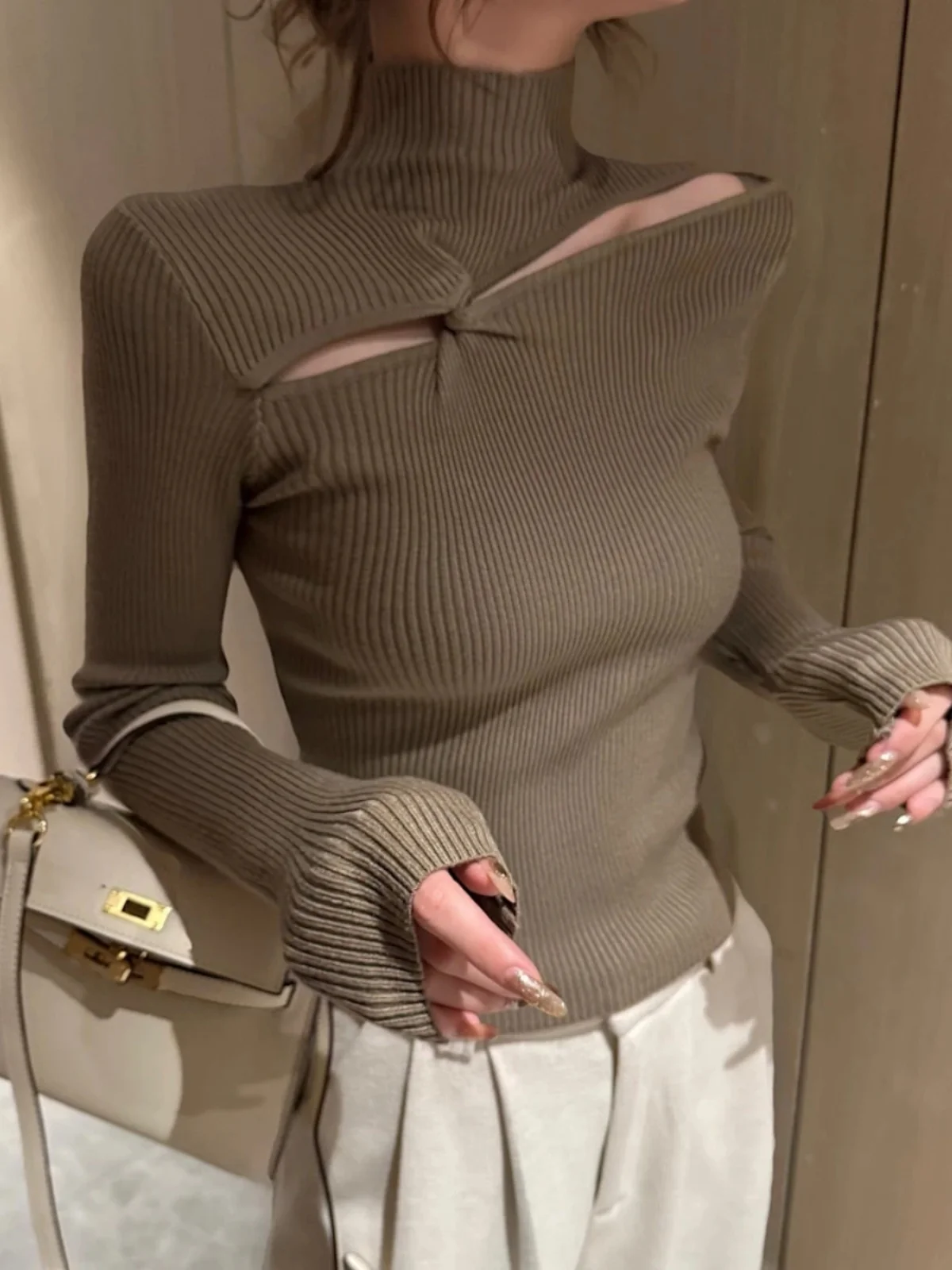 قميص نسائي أنيق محبوك بأكمام طويلة وتصميم مفرغ عند الرقبة، ملابس داخلية أنيقة ونحيفة باللون الأسود بأسلوب عملي