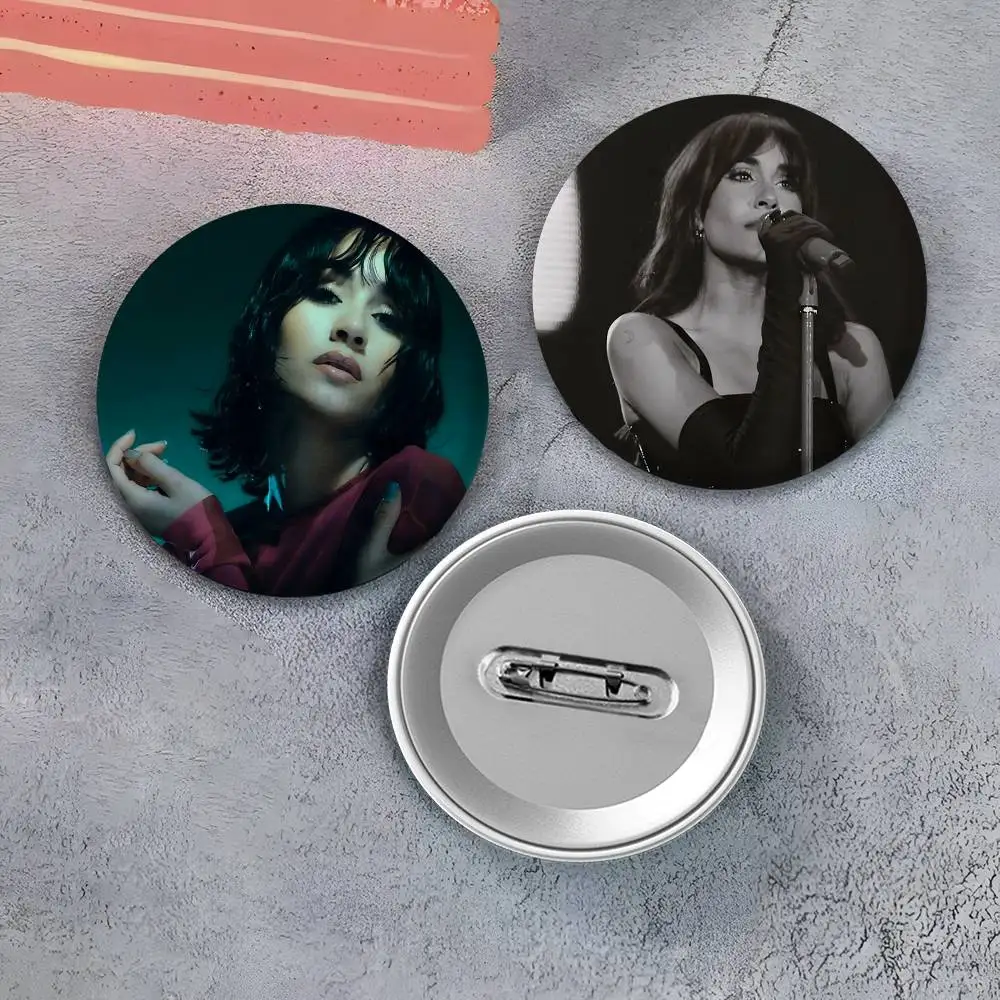 A-Aitana المغني O-Ocanas شارات مستديرة رائعة شارة دبابيس الإبداعية للملابس قبعة ظهره هدية اكسسوارات #2