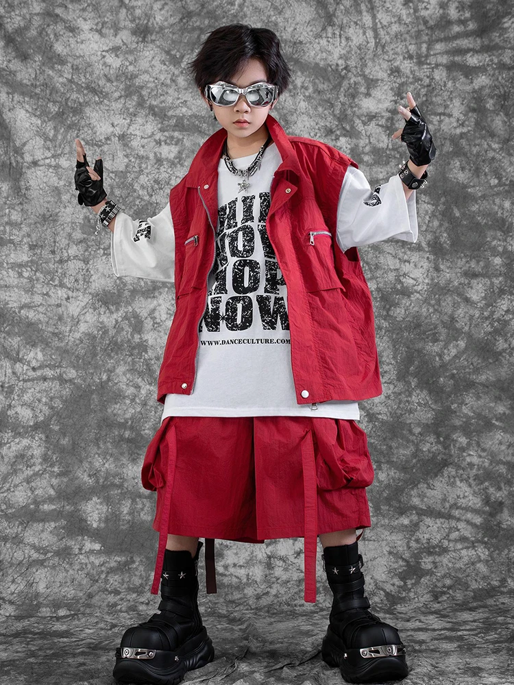 Stylowe ubrania do tańca ulicznego dla chłopców, kostium do występów hip-hopowych, czerwone szorty, biały T-shirt z napisem, strój do jazzu dla dzieci VDL3946