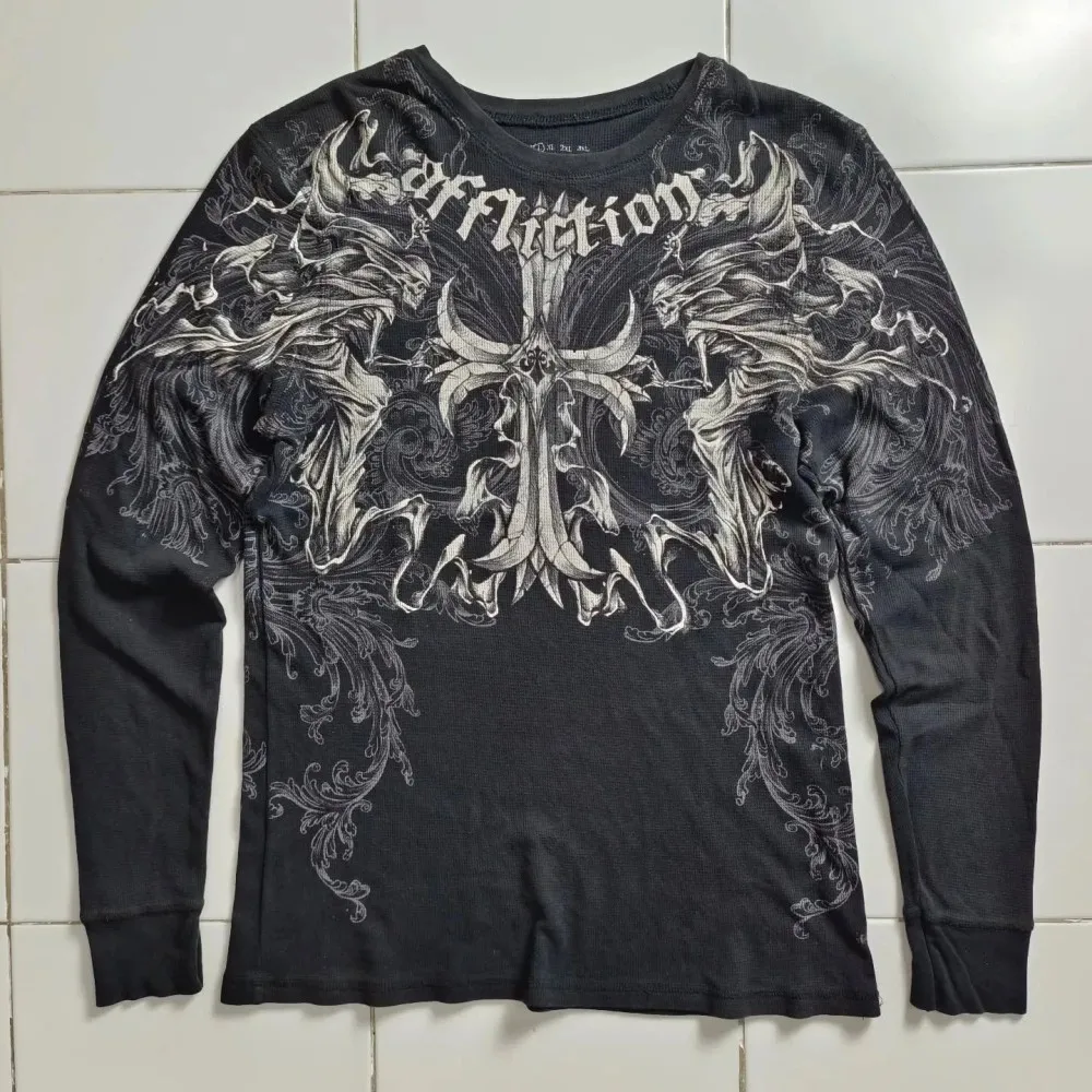 تي شيرت رجالي عصري للخريف مطبوع عليه حروف جمجمة شخصية مرنة صغيرة مريحة بأكمام طويلة تي شيرت على طراز الشارع في الهواء الطلق