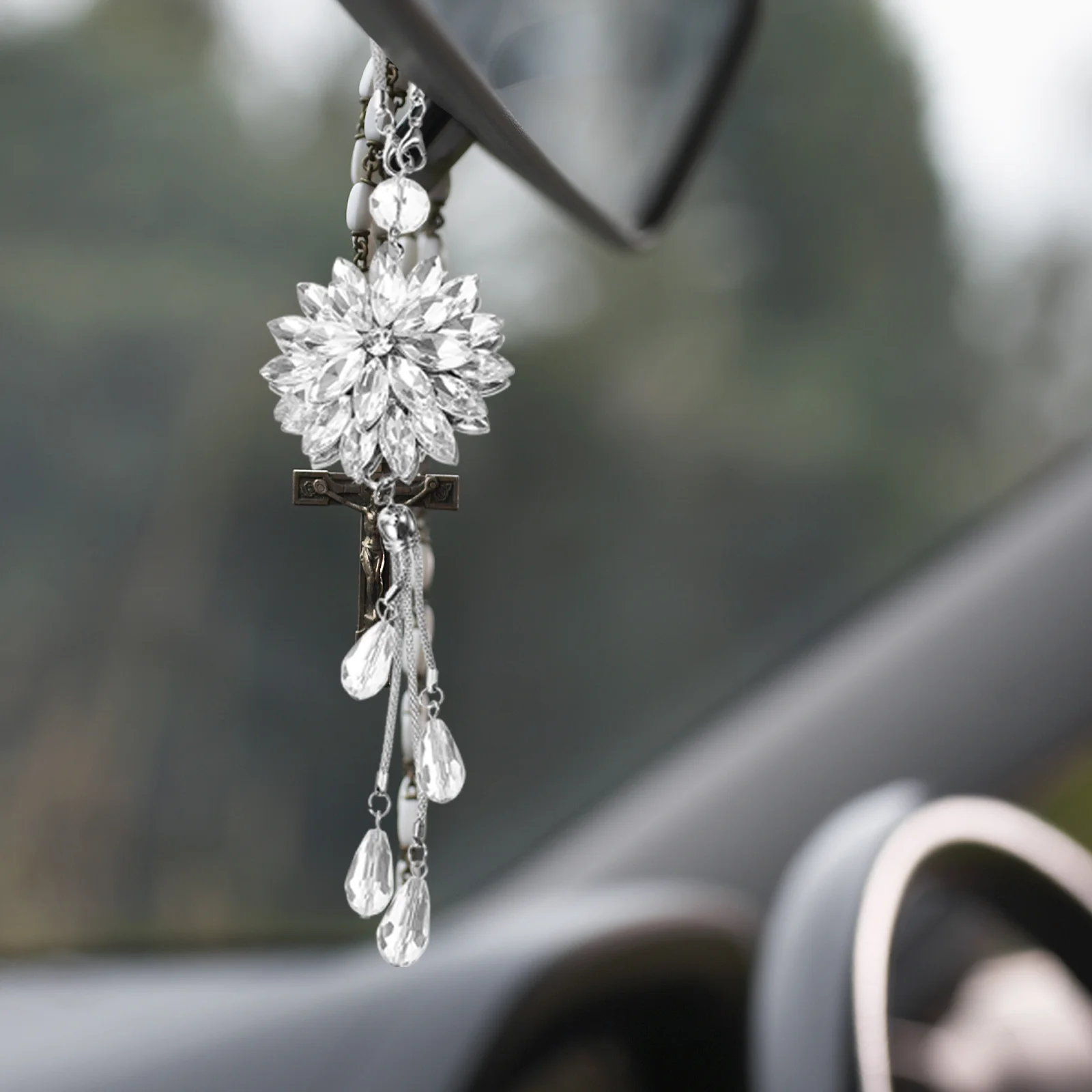 

Car Hanging Pendant Rhinestone Snowflake Rearview Mirror Charm Interior Decoration Hanging Ornament Car Interior Decorations