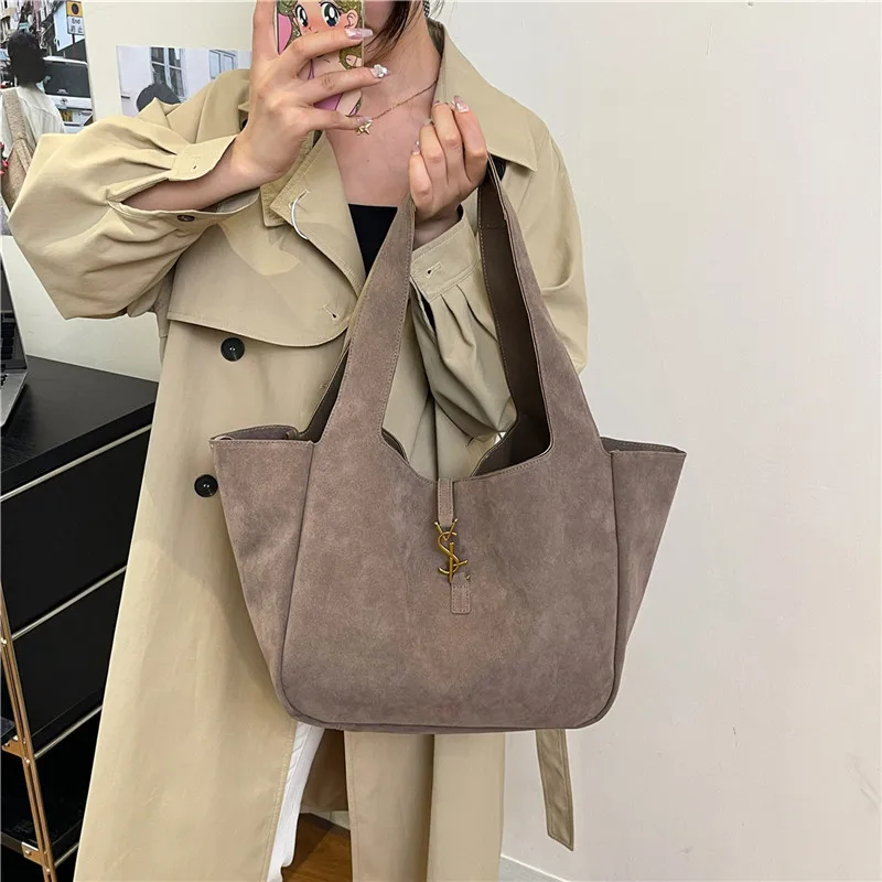 กระเป๋าโท้ทลำลองสำหรับเดินทางประจำวัน รุ่น 2025 SS แบบอเนกประสงค์ ใช้ได้ทั้งแบบถือหูหิ้วและสะพายไหล่สำหรับผู้หญิง เหมาะสำหรับใช้ได้ทั้งกลางวันและกลางคืน