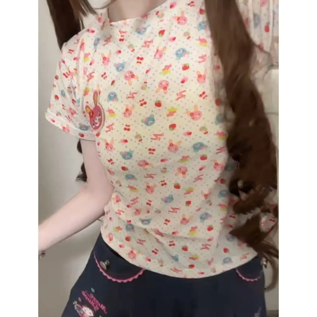 

Японская футболка на правое плечо, мягкий облегающий топ с короткими рукавами и принтом для девочек, милый и милый короткий облегающий топ