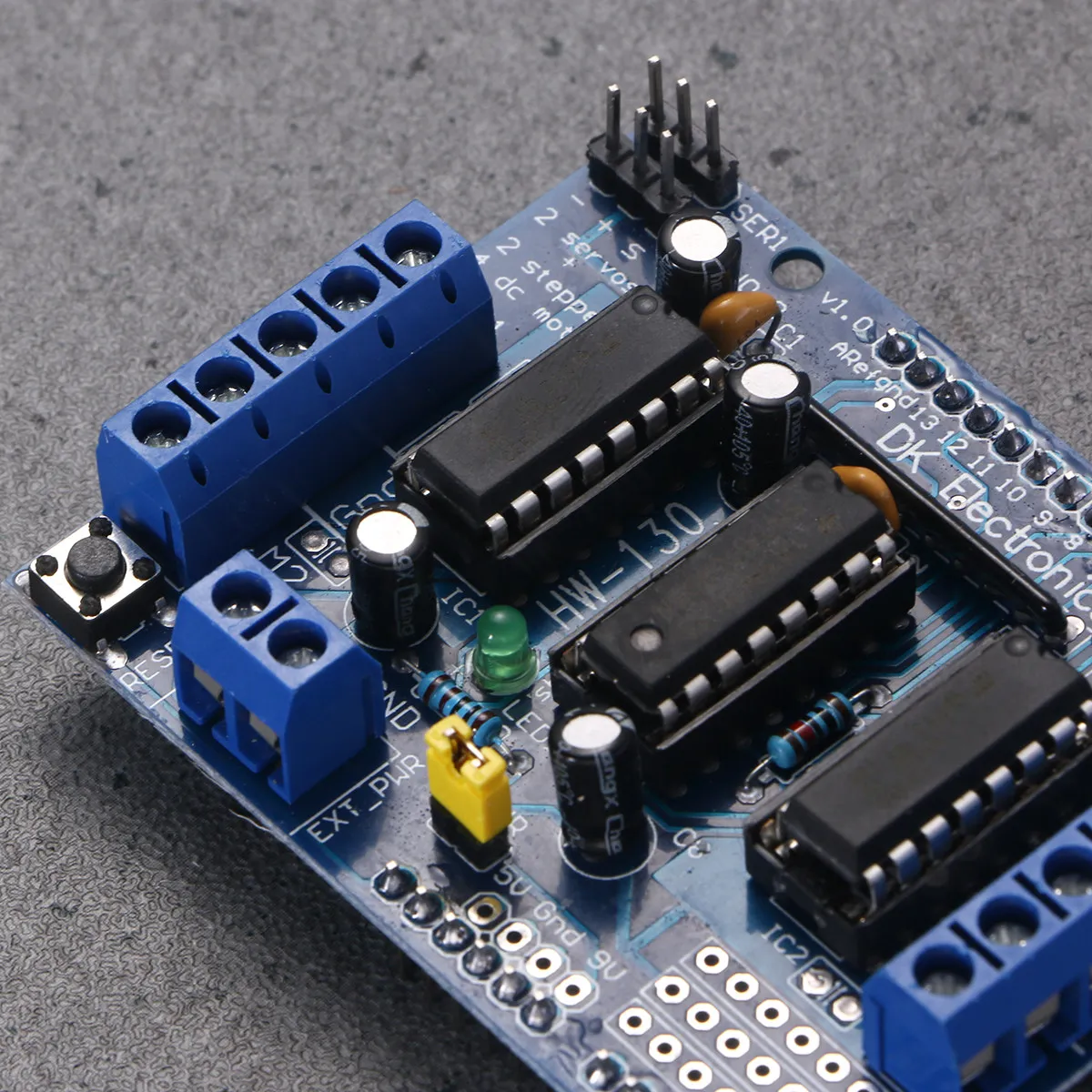 

Металлическая плата драйвера двигателя L293D, совместимая с Duemilanove Mega R3 AVR, поддерживает 4 двигателя постоянного тока и 2 шаговые двигателя.