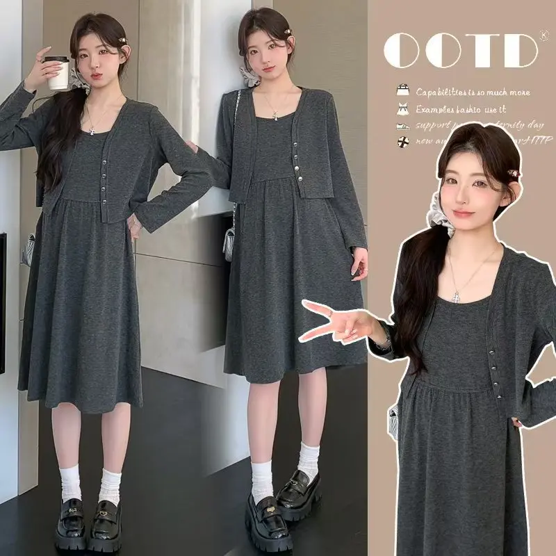 Traje de maternidad 2025, nuevo estilo, versión coreana, vestido tejido con tirantes de temperamento suave y cárdigan de manga larga, conjunto de dos piezas