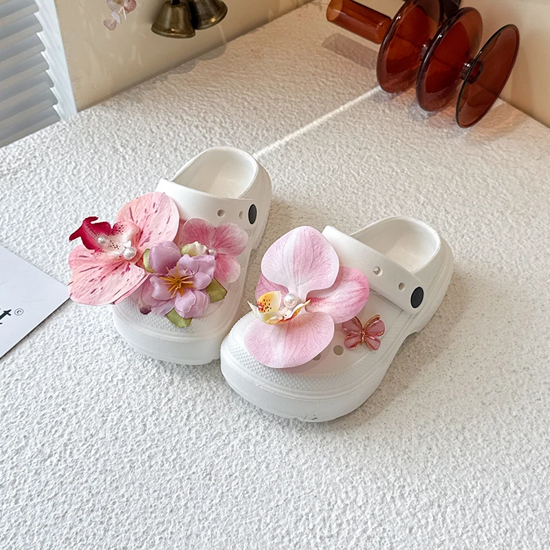 

Мультяшные сабо с бабочками и жемчугом, с цветочным узором, для мальчиков и девочек, семейные уличные тапочки, нескользящие, увеличивающие рост, с закрытым носком