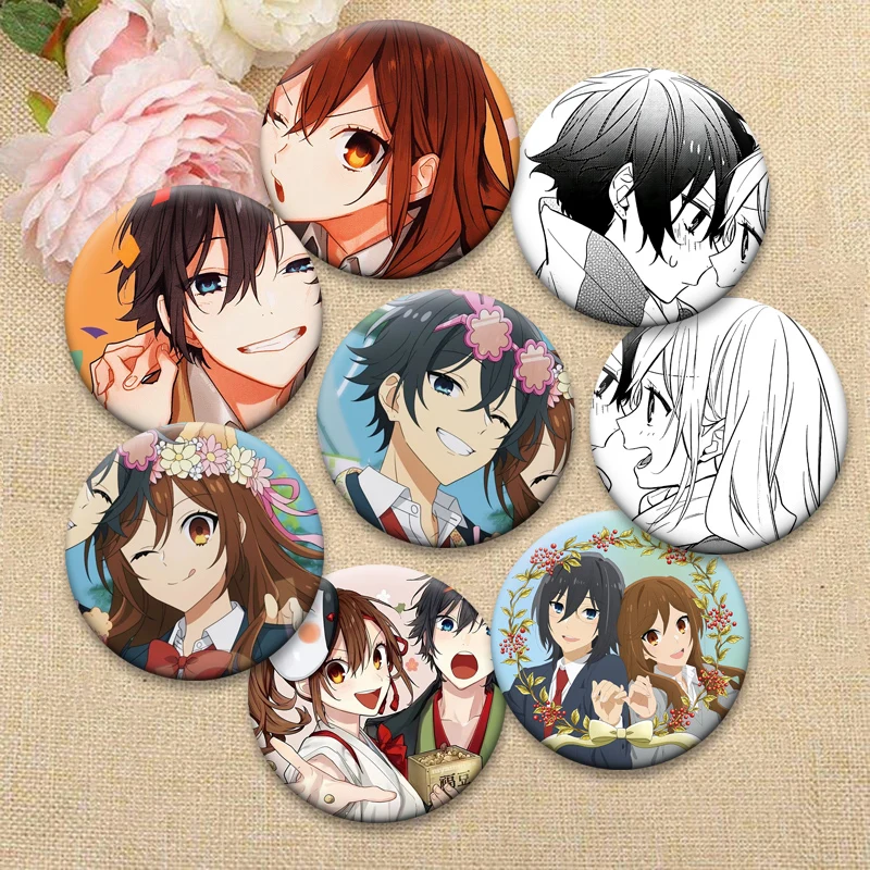 Broches Redondos Exquisitos de 58 mm con Diseño de Anime Horimiya para Decoración de Mochilas, Regalos, Insignias de Dibujos Animados de Kyouko Hori e Izumi Miyamura