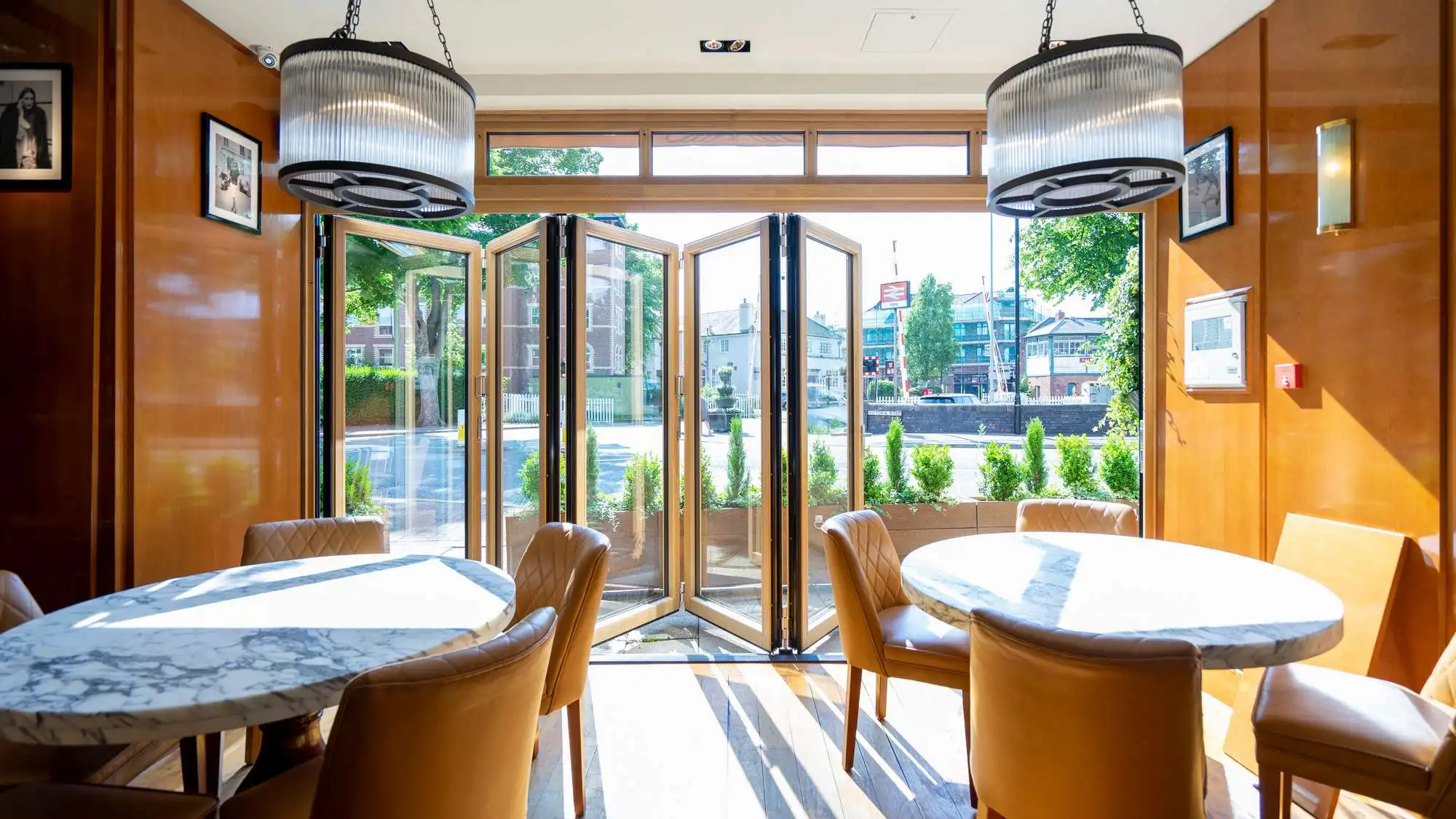 Porta pieghevole per esterni Telaio in alluminio Porte da patio bifold in vetro temperato a doppio strato Porte in vetro pieghevoli resistenti insonorizzate