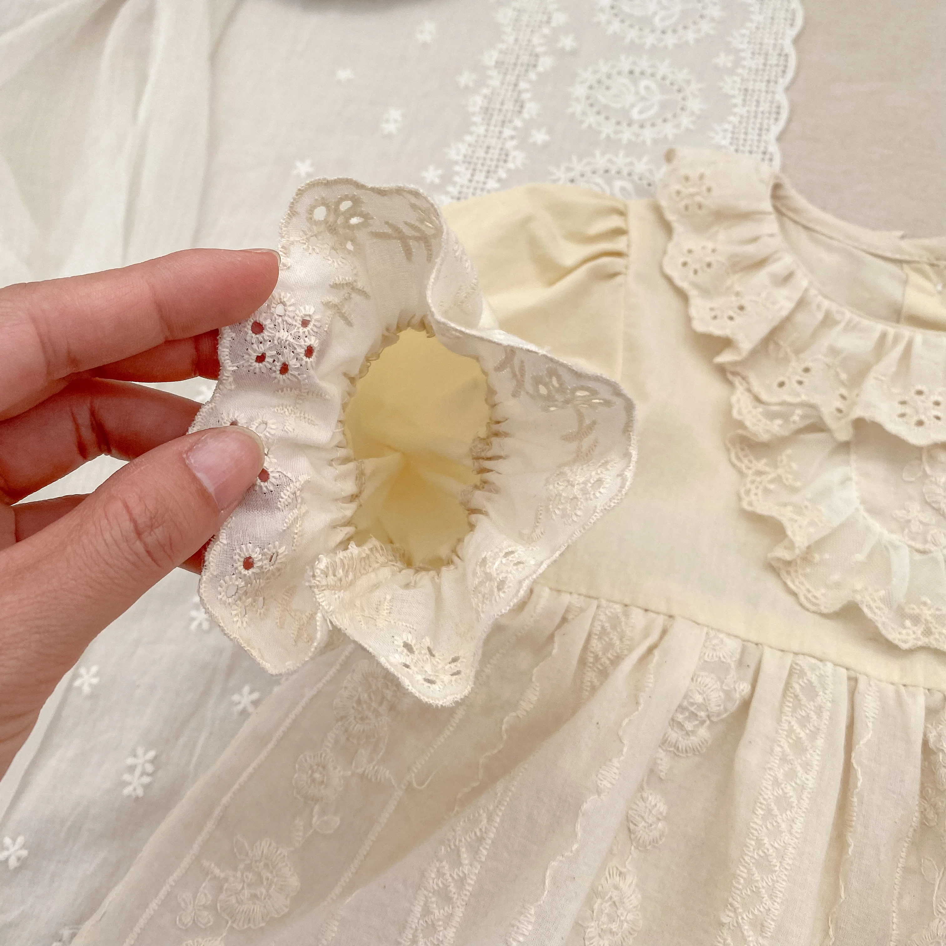 Baby-Mädchen-Strampler im Vintage-Stil mit Spitze, Rüschenkragen, langen Ärmeln, Baumwollrock mit Stickerei, Body, Neugeborenen- und Säuglings-Prinzessinnen-Outfit, 0–24 Monate. – Detail 11