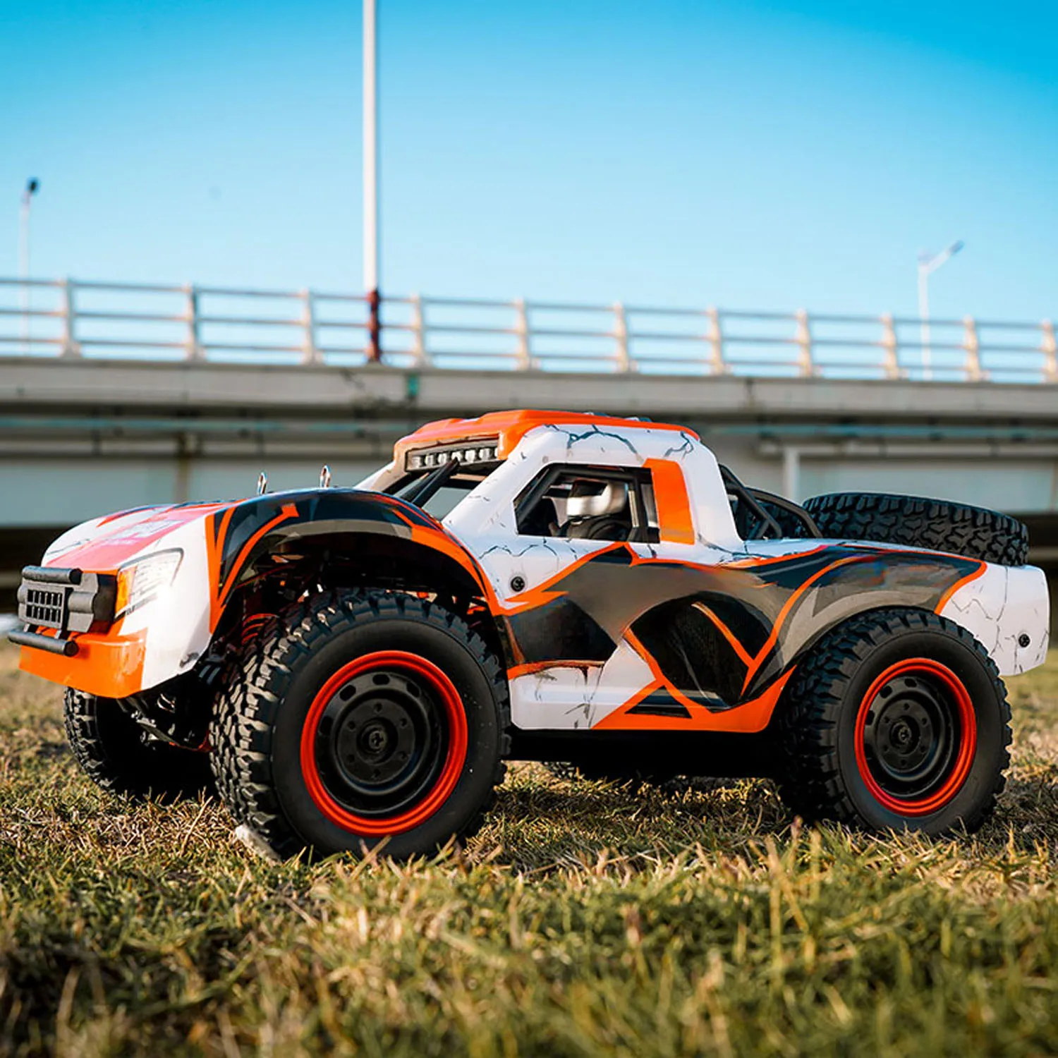 1/14 2,4G RC Hochgeschwindigkeits-Offroad-Fahrzeug 70KM/H Drahtlose Steuerung 4WD Auto Q130B Bürstenloser Motor Servo LED-Lichter RTR Modell – Detail 6