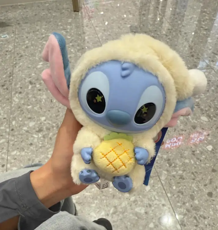 ตุ๊กตาสติทช์กินอาหารขณะนอนหลับ ทำจากวัสดุเนื้อนุ่ม เหมาะสำหรับตกแต่งโต๊ะทำงานและตั้งโชว์สะสม