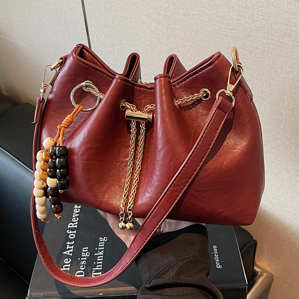 

Женская модная глянцевая бордовая сумка-мешок на осень-зиму с цепочкой и пряжкой на одно плечо, шикарные универсальные сумки через плечо