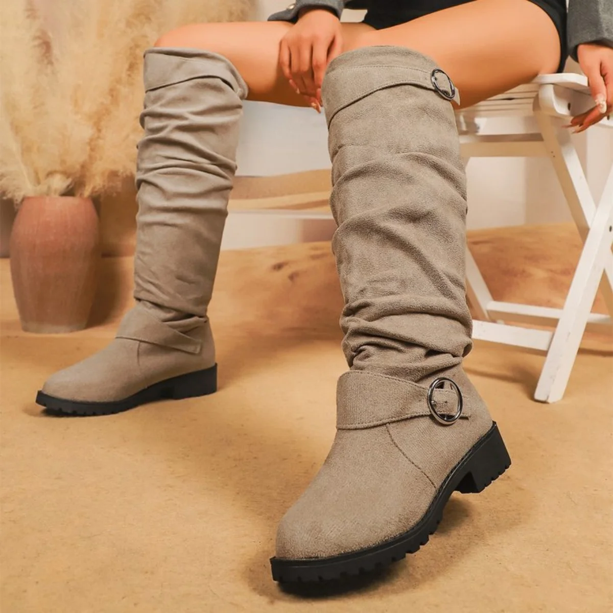 

The 2025 new style of fashionable and versatile large-sized women's button-up suede over-the-knee boots for export