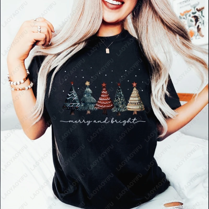 Kaos Natal Merry and Bright Trees Wanita Pria Liburan Tahun Baru Xmas Chic Musim Dingin Kaos Katun Berkualitas Tinggi Lengan Pendek Hadiah