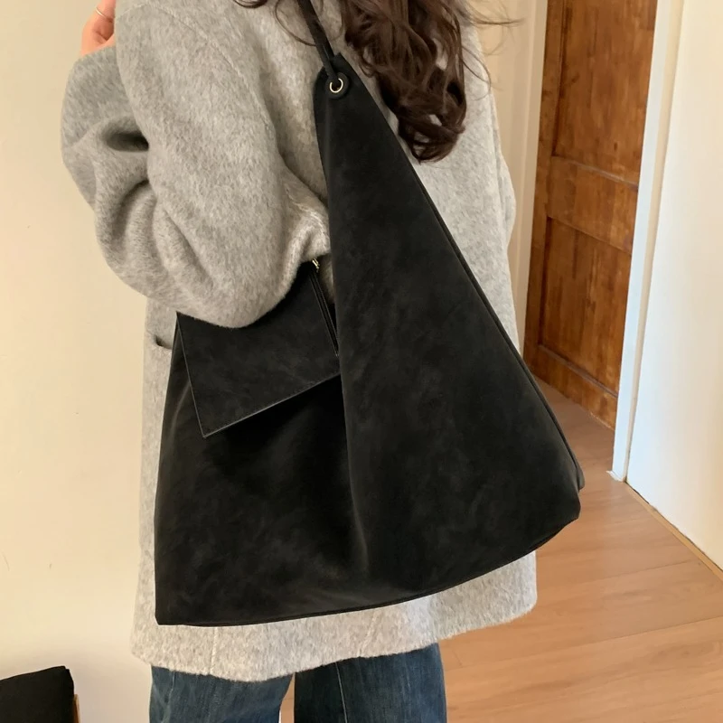 

Fashionable Ladies Messenger Bag Made of Premium Leather Boasting Paris Casual Vintage Neat Look​