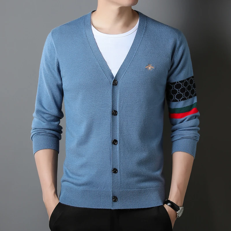 เสื้อคาร์ดิแกนผู้ชายแบรนด์หรู คอวี ปักลายผึ้ง ผ้าแจ็คการ์ด ดีไซน์เฉพาะตัว แฟชั่นฤดูใบไม้ผลิ/ฤดูใบไม้ร่วง รุ่นใหม่ สวยเท่