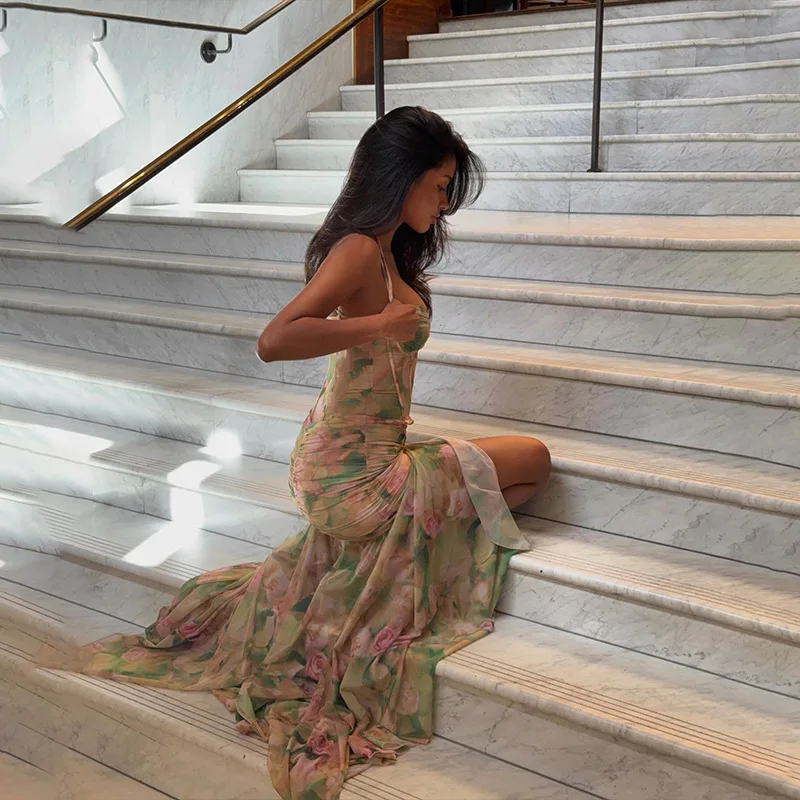 فستان بحمالات منقوش عليه زهور لخريف وشتاء 2025 مع صدر منخفض وظهر مفتوح وخصر وفتحة جانبية مثيرة على طراز السيدات.