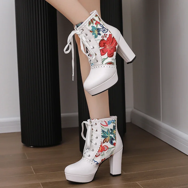 

2025 модные пикантные женские ботинки на высоком каблуке, современные ботильоны на платформе со шнуровкой, милые ботинки больших размеров на высоком каблуке с белым принтом