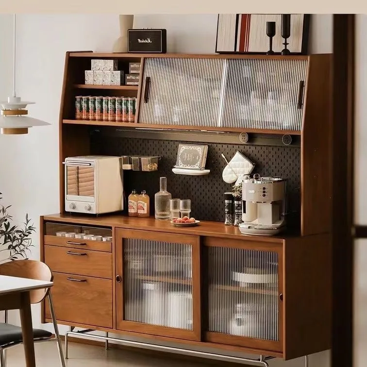 Armário de madeira maciça