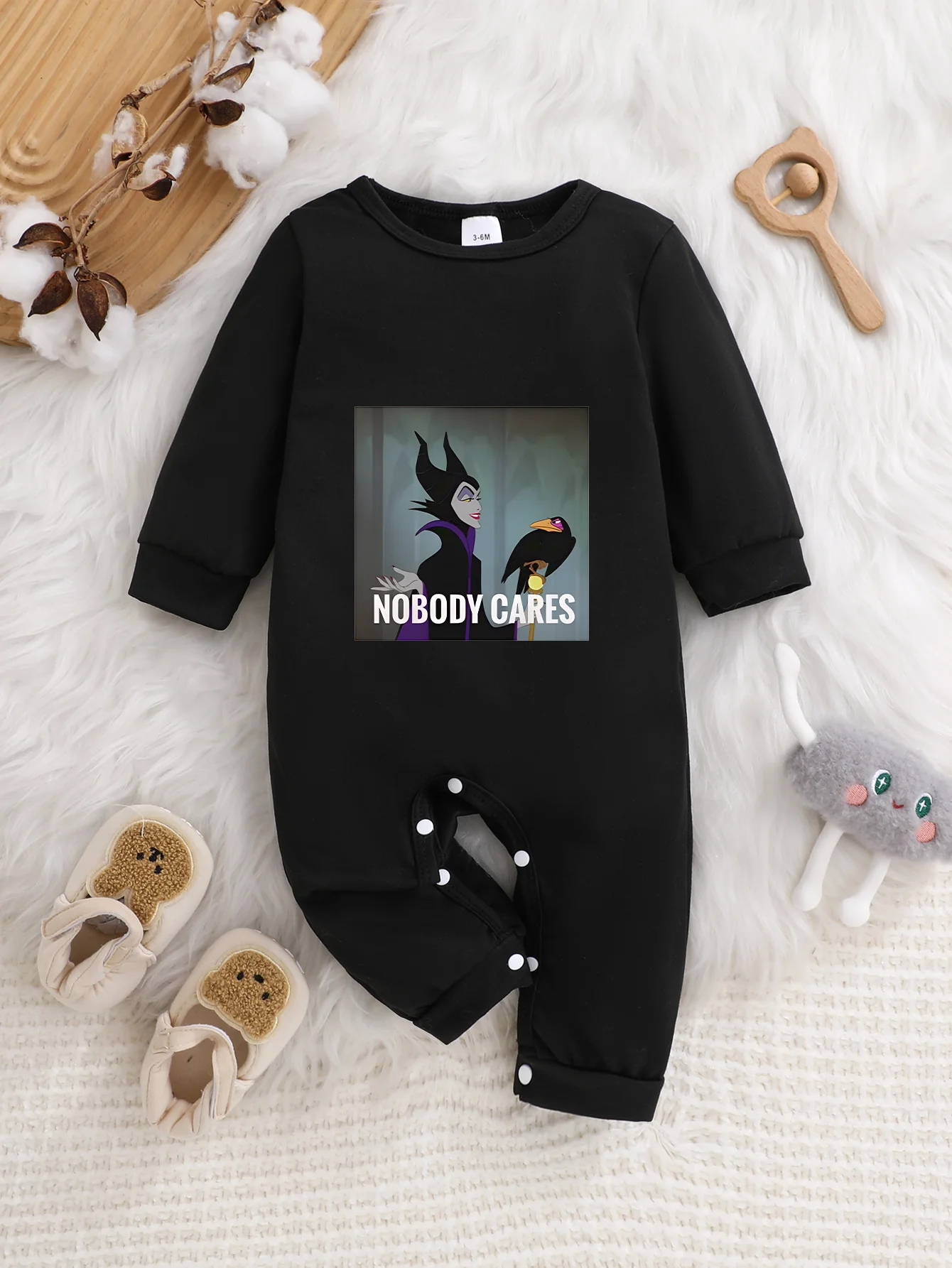 

【Официально лицензировано】 Детский комбинезон Disney Maleficent с длинными рукавами: принт "NOBODY CARES", мягкая и удобная ткань.