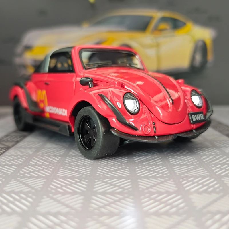 

Модель автомобиля Volkswagen Beetle из сплава металла в масштабе 1:32, двери с обеих сторон открываются, а передний капот и дверь багажника также открываются.