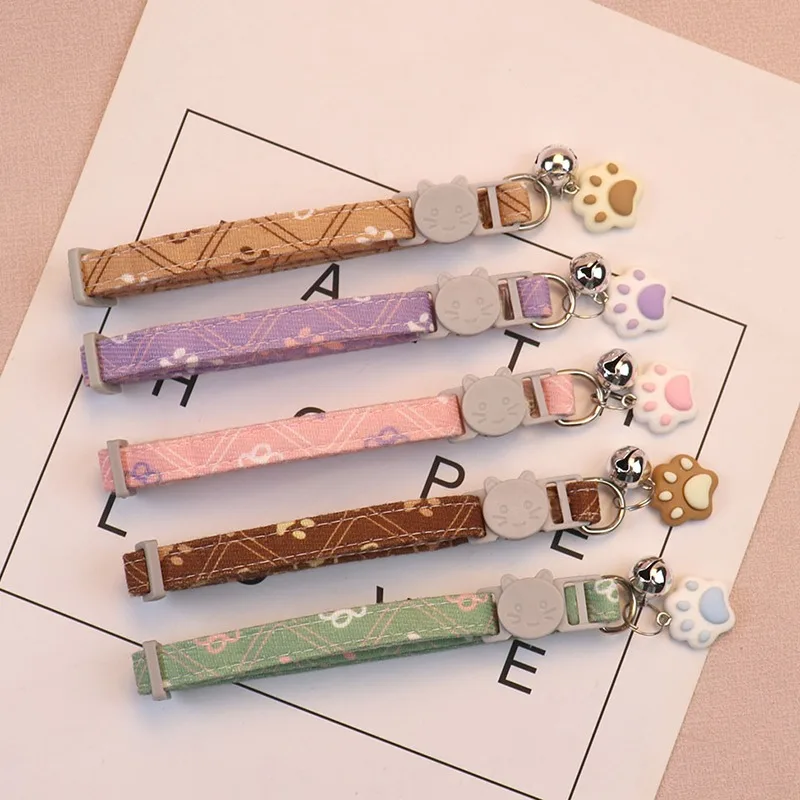 Collier pour animaux coloré avec clochette et empreintes pattes_voghion.com
