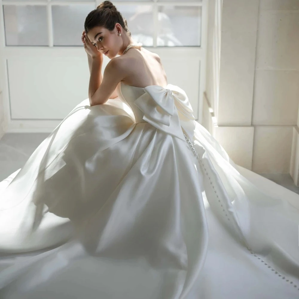 Customized Elegant Strapless A-line Strapless Wedding Dresses White Tight Satin with A Large Bow Bridal Gown Decorated Pearls