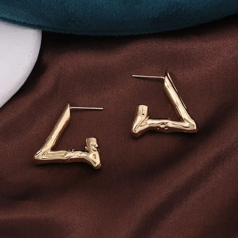 

Простой стиль, индивидуальность, золотой геометрический треугольник, модный тренд, легкая роскошь, нишевые серьги, серьги.