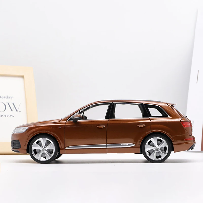 Diecast Original 1:18 Scale Audi Q7 TFSI Quattro Simulation Alloy Car Model Static Display Collectible Gift Decration Souvenir