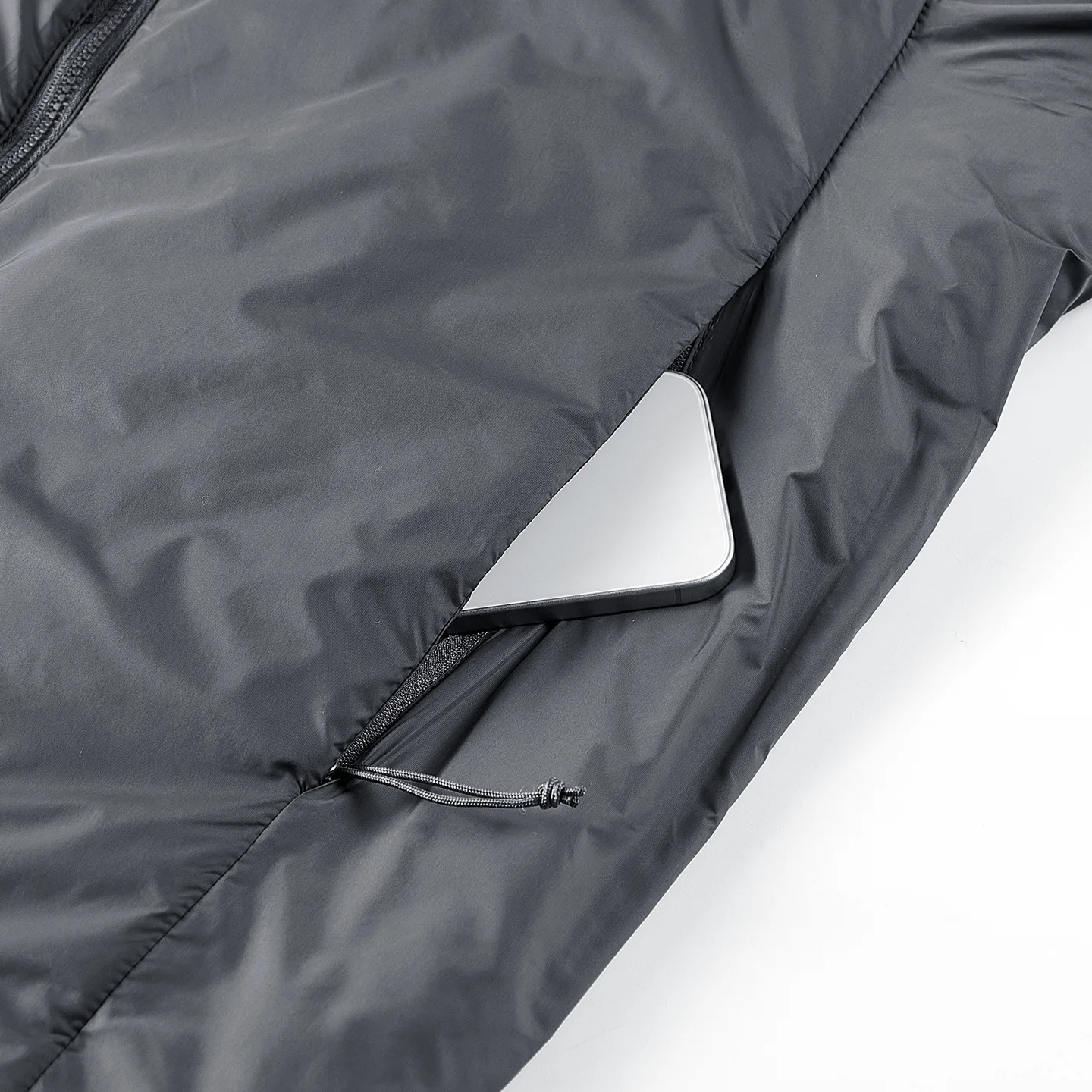 2025 رجل أسفل سترة الشتاء موضة رشاقته الدافئة بلون الرجال ملابس خارجية سحاب أكمام طويلة في الهواء الطلق يندبروف الذكور معطف مقنع