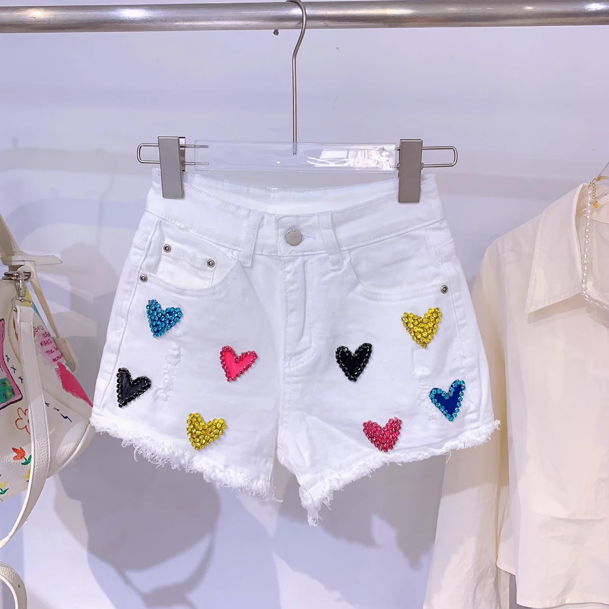 Neue trendige Marke 2025, neue Sommer-Shorts für Damen, elastisch, bequem, hohe Taille, Farbe Diamant, heißes Mädchen, schlankmachende weiße Denim-Shorts