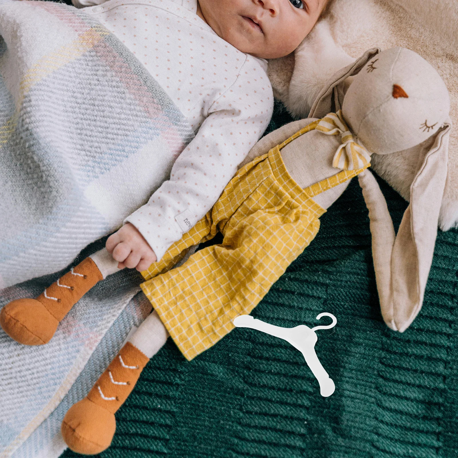 

50Pcs Plastic Mini Hangers Smooth Edge Miniature Coat Hangers for Tiny Outfits Display Dollhouse Closet Organizer Accessories