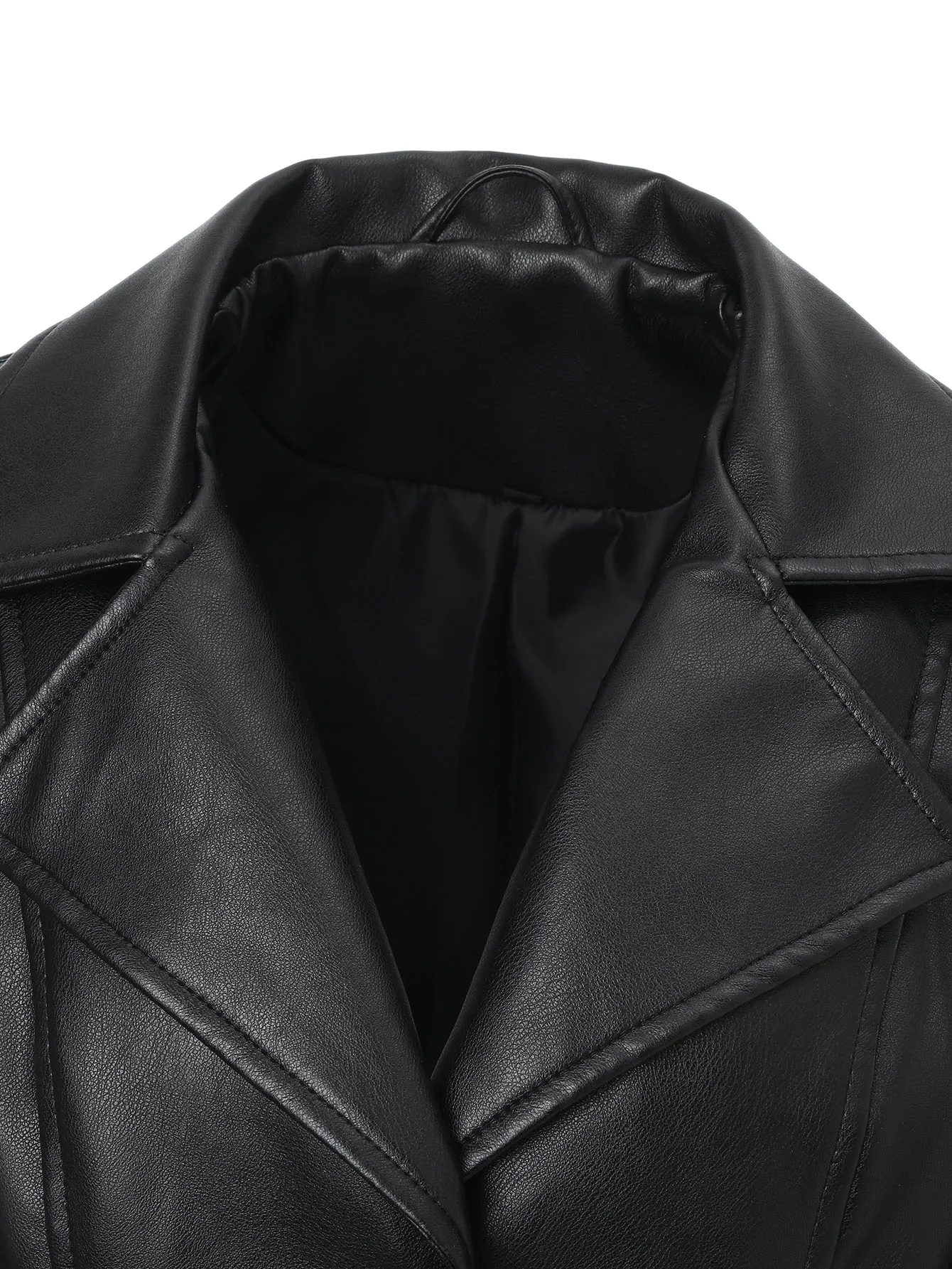 ​ ​   سترة نسائية من البولي يوريثان ذات درزات خلفية مركزية - ياقة مدنية وأزرار بلاستيكية ثلاثية |     جلد صناعي بقصة نحيفة |     أسود |     ربيع الخريف والشتاء