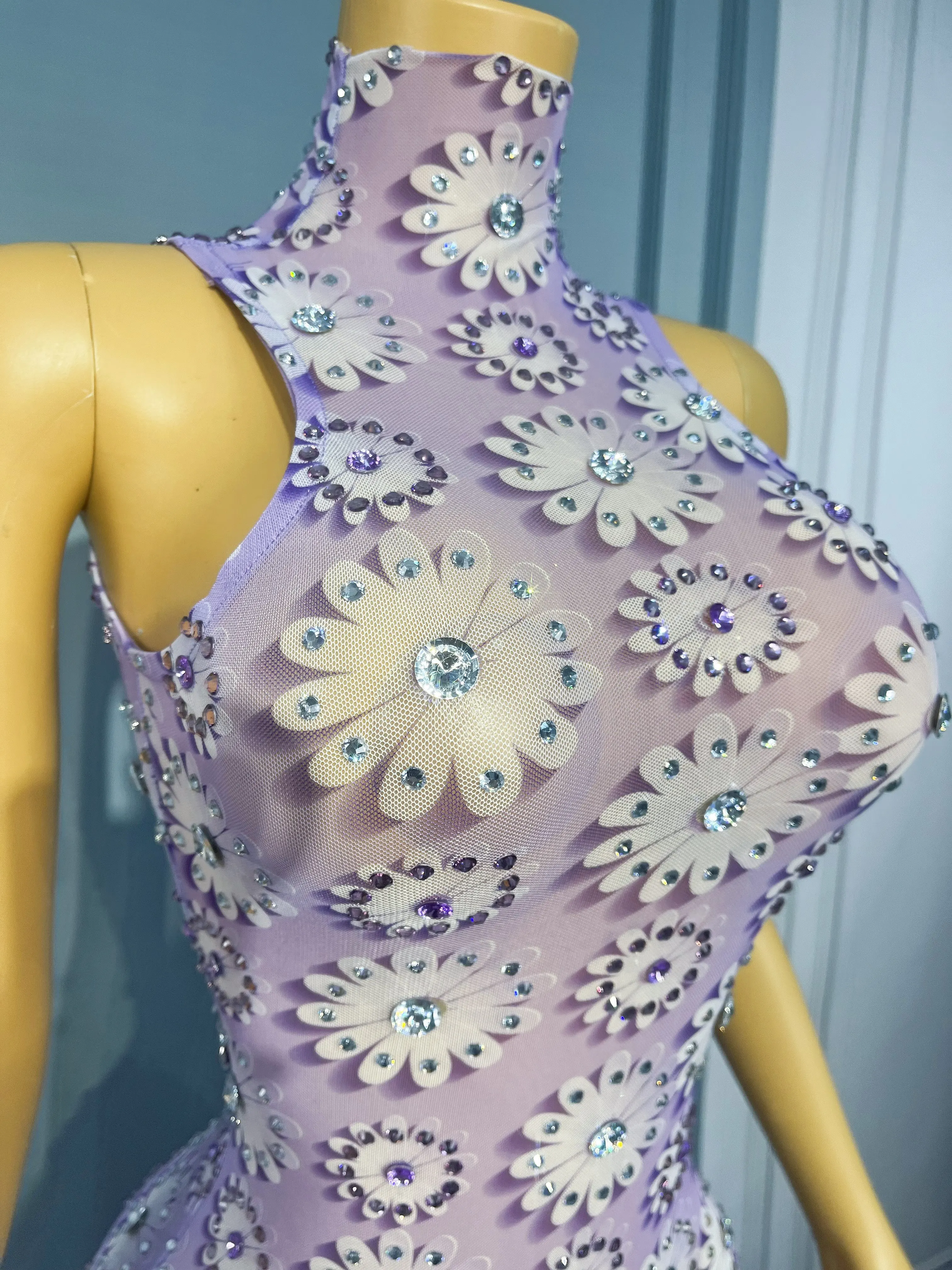 Neues elegantes Blumenmuster entworfen mit glänzenden Strasssteinen, Meerjungfrauenkleid, Abendkleid, roter Teppich, Show-Bühnenoutfit, Xiaobaihua