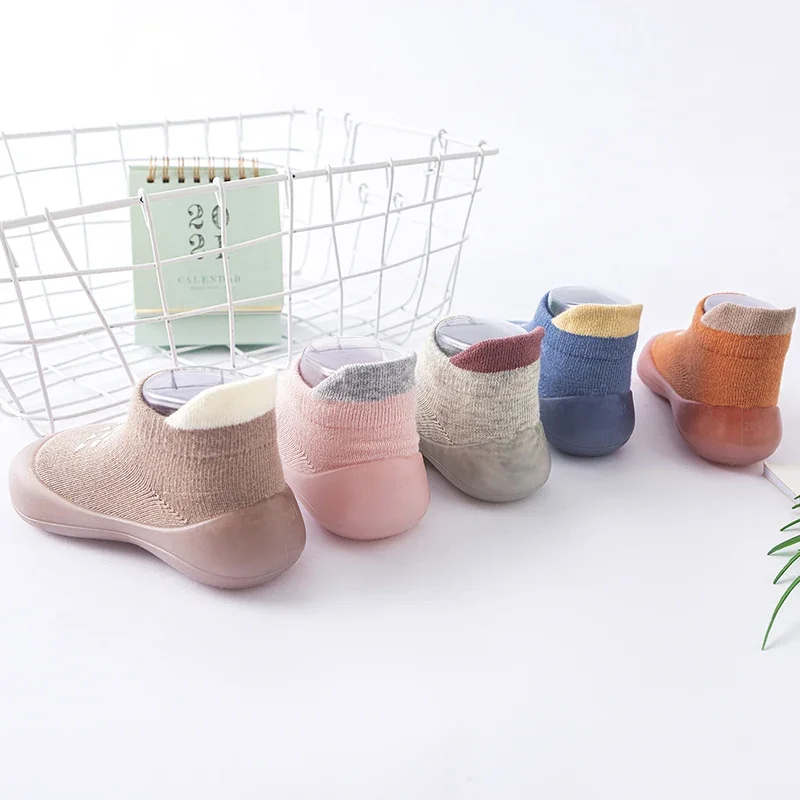 أحذية خريف 2021 للأطفال الصغار للمشي الأولى جورب للفتيات والأولاد نعل ناعم غير قابل للانزلاق من القطن قابلة للتنفس خفيفة الوزن سهلة الارتداء