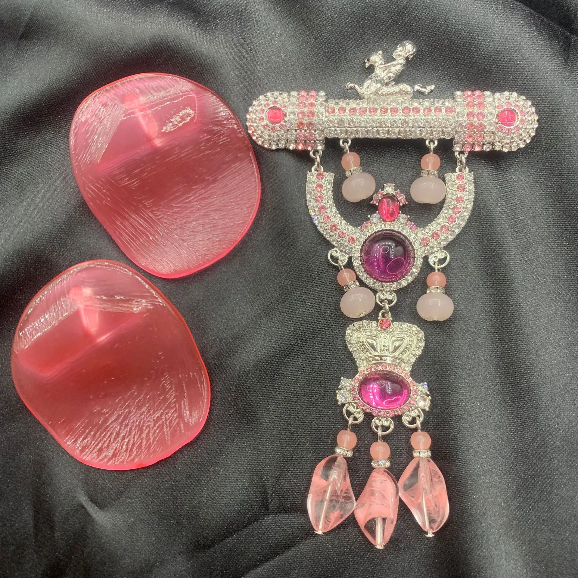 

Medieval New Exaggerated Temperament Sweet Pink Glazed Water Drop Crown Fringed Chest