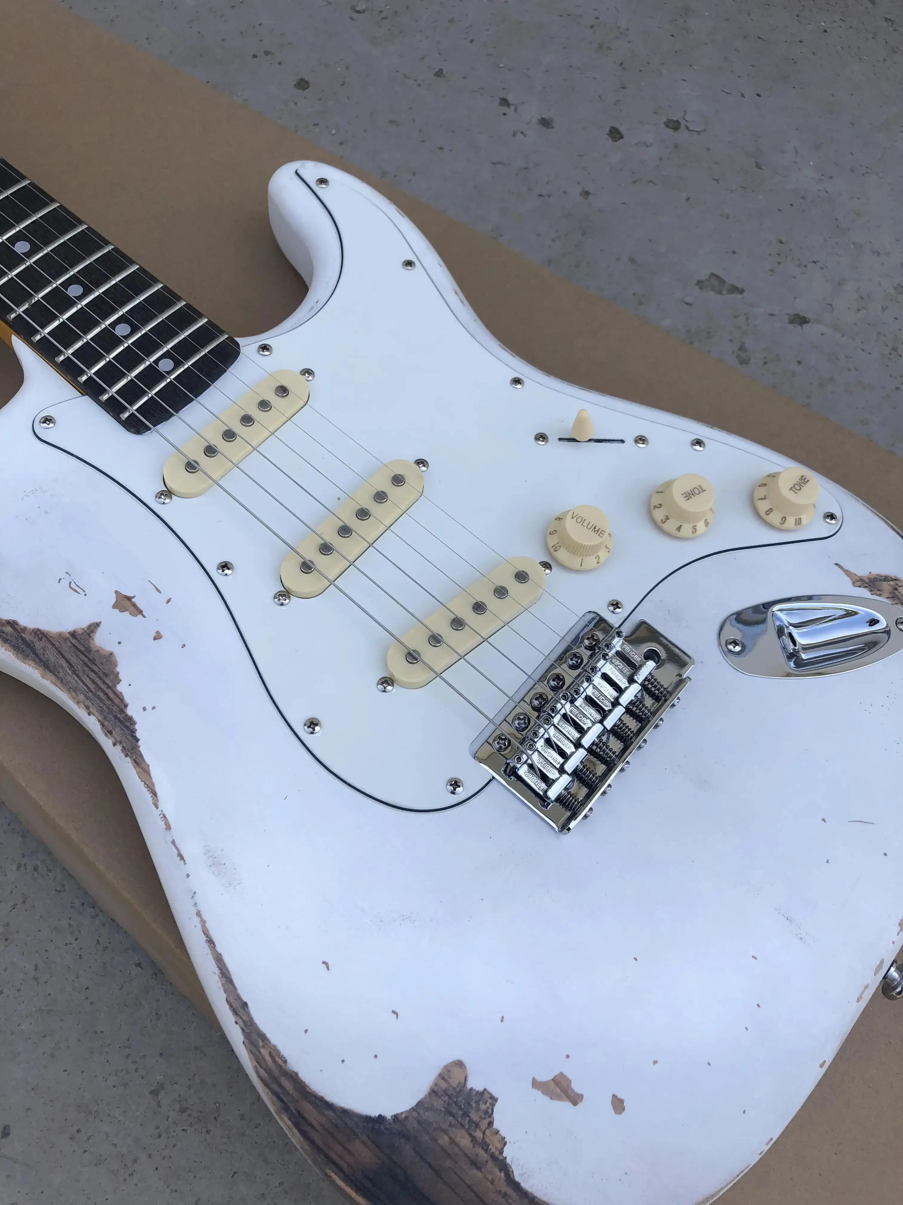 do old White ST Heavy Relic  guitar custom Alder Body Maple Neck Rosewood fingerboard Dot Inlay 22 frets